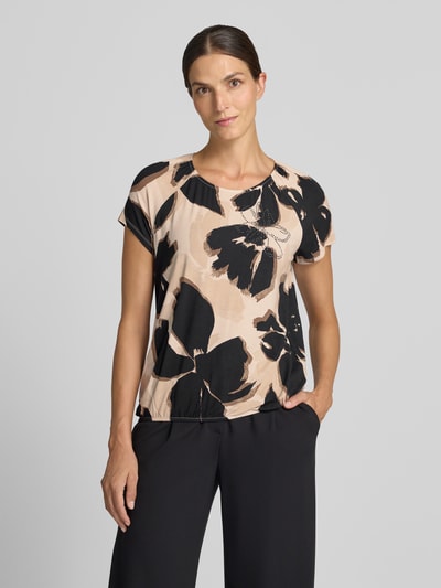 Frauenmodel trägt Regular Fit Kurzarmbluse aus Viskose-Mix Modell 'NOS JULI' von Betty Barclay, Damen Kurzarmbluse, florales Muster, Ganzkörperansicht von vorne.