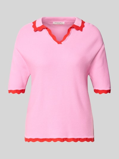 Produktfoto, Strickshirt mit Polokragen und V-Ausschnitt von Christian Berg Woman, różowy kolor z czerwonymi kontrastowymi lamówkami, czysta bawełna, krój regular fit, dekoracyjny brzeg, długość tyłu 57 cm, długość rękawa 25 cm