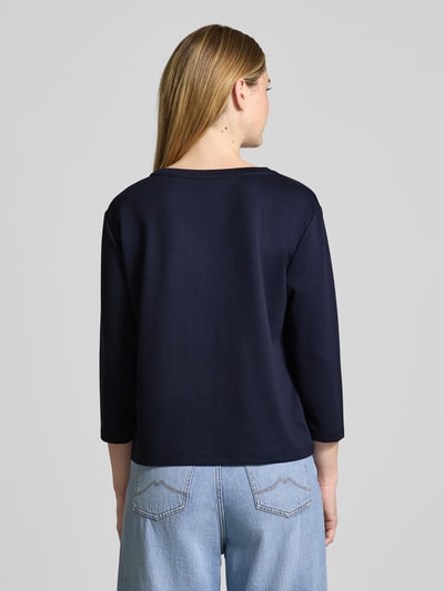 Vrouwenmodel draagt Relaxed Fit Sweatshirt met viscose-aandeel model 'Emblem' van monari, donkerblauw, 7/8-mouw, achteraanzicht.
