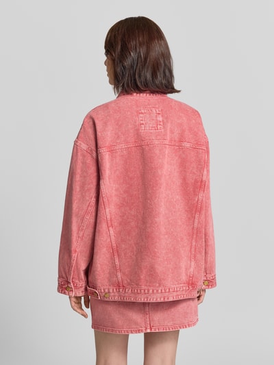 Vrouwenmodel draagt Oversized Jeansjacke mit Brusttaschen van MICHAEL Michael Kors in roze, Puur katoen, Ganzkörperansicht Rückansicht. Ruglengte maat 1: 69 cm, schouderbreedte: 59 cm, borstwijdte: 60 cm, mouwlengte: 52 cm.