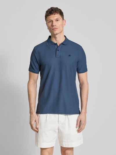 Męski model nosi Koszulkę polo Regular Fit Poloshirt mit Logo-Stitching Modell 'Performance' od Lerros z mieszanki bawełny, krótki rękaw, długość tyłu 72 cm w rozmiarze M, widok całej sylwetki od przodu.