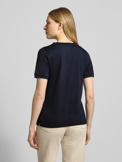 Frauenmodel trägt T-Shirt mit V-Ausschnitt von More & More in Dunkelblau, schimmernde Abschlüsse, Regular Fit, Rückenansicht, Ganzkörperansicht Rückansicht.