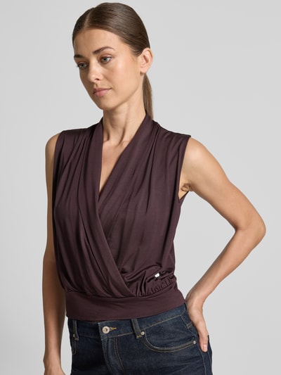 Frauenmodel trägt Regular Fit Bluse aus Lyocell-Mix von windsor., dunkle Farbe, V-Ausschnitt, ärmellos, Ganzkörperansicht von vorne