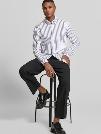 Männermodel trägt Slim Fit Freizeithemd aus reiner Baumwolle von MCNEAL mit vertikalem Streifenmuster, Button-Down-Kragen und Langärmelig, Ganzkörperansicht von vorne. Rückenlänge 74 cm, Schulterbreite 44 cm, Ärmellänge 65 cm.