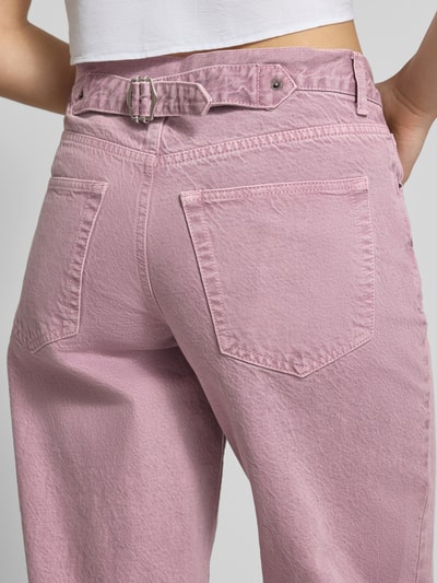 Vrouwenmodel draagt Wide Leg Jeans im 5-Pocket-Design model 'INCH' van Topshop, puur katoen, wide fit, detailopname rugaanzicht.