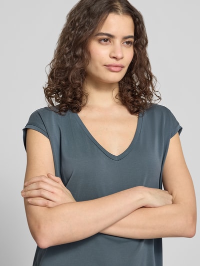 Kobiece modelka nosi Relaxed Fit T-Shirt aus Modal-Mix Modell 'KAMALA' od Pieces, jednolity kolor, krótki rękaw, dekolt V, materiał modal-mix, zbliżenie na górną część ciała