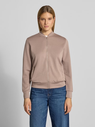 Frauenmodel trägt Regular Fit Sweatjacke mit Modal-Anteil von Marc O'Polo in Optik: Unifarben, Sweat, Reißverschluss, Ganzkörperansicht von vorne.