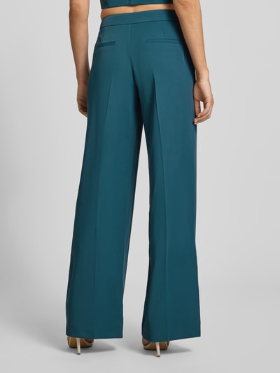 Vrouwenmodel draagt Hose mit weitem Bein und Paspeltaschen am Gesäß van Jake*s Cocktail, blauwgroen, wijde pijpen, paspelzakken, materiaal-mix met stretch, biesplooien, detailopname rugaanzicht.