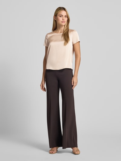 Frauenmodel trägt Bluse aus Satin mit Rundhalsausschnitt von Rinascimento, gerade Passform, kurzärmelig, hell, Ganzkörperansicht von vorne.