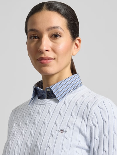 Frauenmodel trägt Strickpullover mit Zopfmuster und Label-Stitching von Gant, Baumwoll-Mix, Slim Fit, Nahaufnahme Oberkörper.