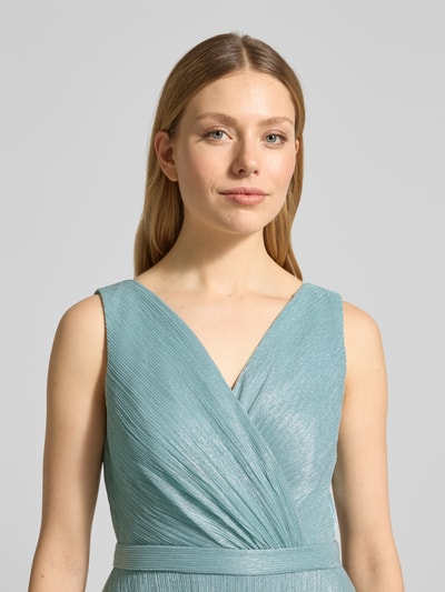 Modelka kobieca nosi szimmerndes Abendkleid mit V-Ausschnitt von TROYDEN COLLECTION, kolor jasnoniebieski, tekstura plisowana, krój slim fit, taillenband, zamek z tyłu, szerokość w rozmiarze 36: 45 cm, długość tyłu: 160 cm, zbliżenie na górną część ciała.