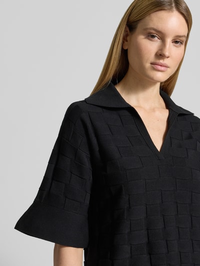 Frauenmodel trägt Regular Fit Poloshirt aus Viskose-Mix Modell 'Fapavero' von BOSS, Optik: Unifarben, Flechtoptik, Nahaufnahme Oberkörper.