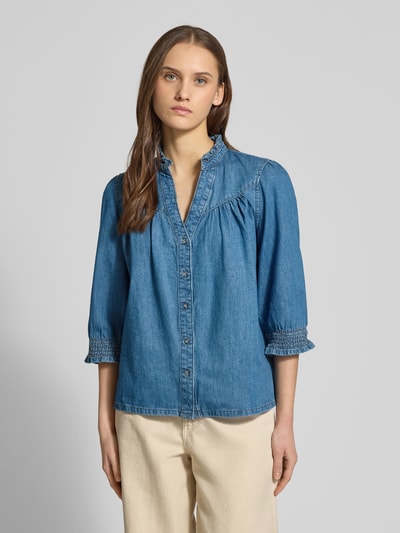 Vrouwenmodel draagt Regular Fit Jeansbluse uit puur katoen model 'RAYA' van Only, effen denim, V-hals, rucheskraag, driekwartmouw, voorkant bovenlichaam close-up.