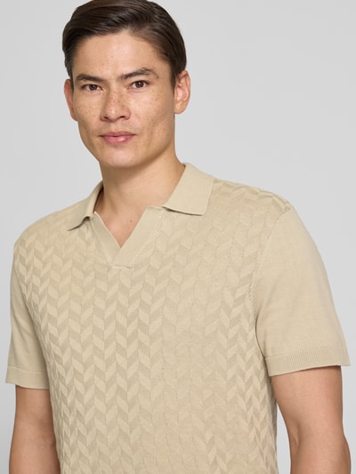 Männermodel trägt Regular Fit Poloshirt mit Strukturmuster Modell 'DYRVIK' von Casual Friday in Beige, reine Baumwolle, Nahaufnahme Oberkörper.