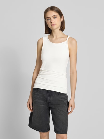 Frauenmodel trägt Trägertop mit Knotendetail Modell 'KIA' von Topshop aus Baumwoll-Elasthan-Mix, Slim-Fit, in Weiß, Ganzkörperansicht von vorne.