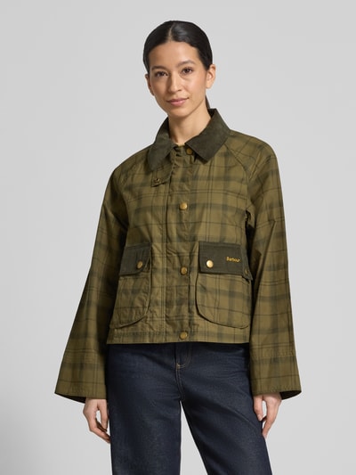 Kobiece modelka nosi Regular Fit Funktionsjacke aus reiner Baumwolle Modell 'BEADNELL' von Barbour, zielono-brązowy tartan, długie rękawy, kołnierz, kieszenie z patkami, wodoodporna bawełna, label stitching, przód, ujęcie całej sylwetki