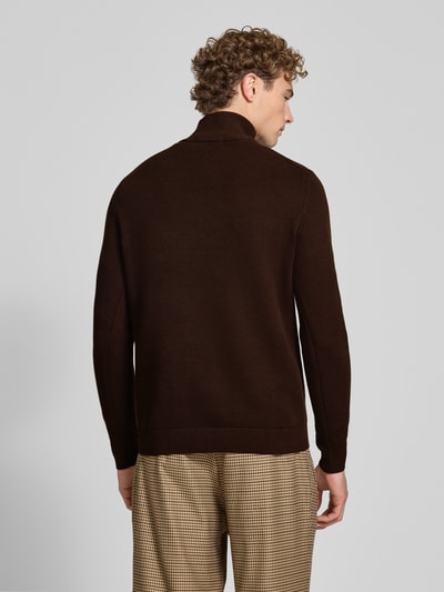 Männermodel trägt dunkelbraunen Regular Fit Troyer aus reiner Baumwolle Modell 'DANE' von Selected, Herren Troyer, Ganzkörperansicht Rückansicht.