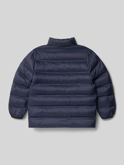 Produktfoto, Regular Fit Jacke in Stepp-Optik Modell 'UNICO' von Mango, dunkelblau, gefütterter Stehkragen, elastische Ärmel, Rückansicht