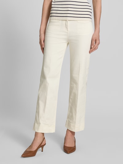 Vrouwenmodel draagt Cropped Jeans mit Paspeltaschen van Christian Berg Woman Selection, katoenmix met stretch, cropped fit, persvouwen, paspelzakken, kleur gebroken wit, gladde textuur, volledige voorkant weergave van het onderlichaam.
