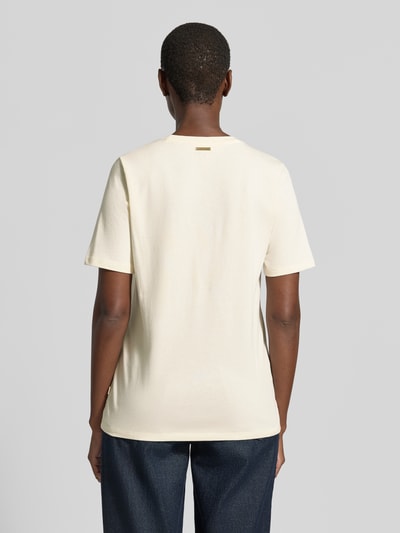 Vrouwenmodel draagt T-shirt met Label-Stitching van MICHAEL Michael Kors in crème, puur katoen, recht model, ronde hals, ruglengte maat S 65 cm, volledige lichaamsaanzicht achterkant