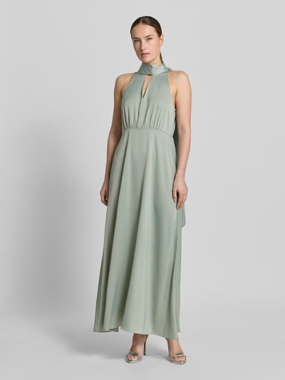 Frauenmodel trägt Maxikleid aus Satin mit Stehkragen Modell 'Thea' von YAS in hellem Grün, Elastischer-Material-Mix, Taillierte Passform, Ärmelloses-Design, Schlüsselloch-Ausschnitt, glatte Textur, Ganzkörperansicht von vorne.