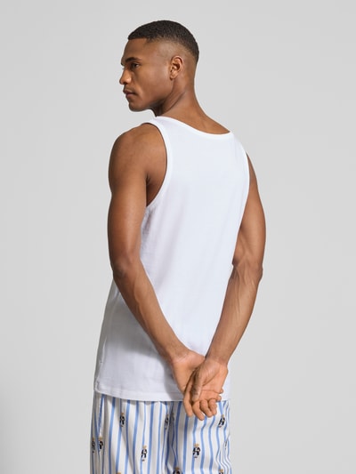 Männermodel trägt weißes Tank Top mit Label-Detail im 3er-Pack Modell 'Modern' von BOSS, Ganzkörperansicht Rückansicht.