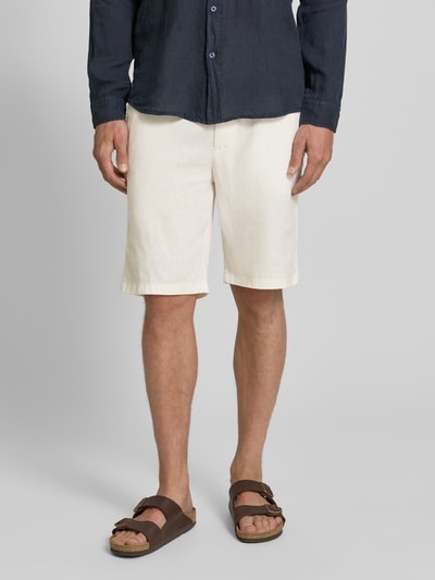 Männermodel trägt Tapered Chinoshorts aus Leinen-Mix Modell 'DS_3S' von BOSS Orange in Beige, lockere Passform, Flammgarn, Ganzkörperansicht von vorne.