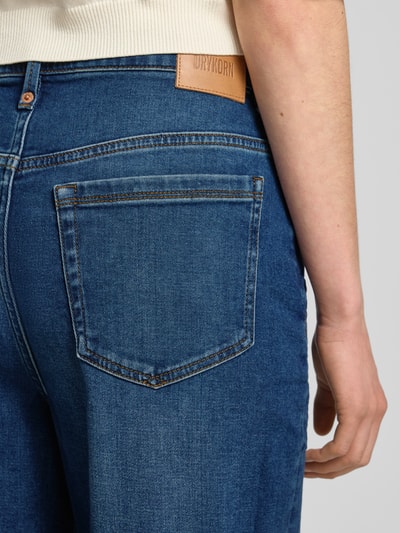 Frauenmodel trägt Barrel Fit Jeans mit Eingrifftaschen Modell 'FLOWN' von Drykorn, blauer Baumwoll-Mix mit Stretch-Anteil, Detailaufnahme Gesäßtasche. Bundweite bei Größe 27/34: 41 cm, Innenbeinlänge: 65 cm.