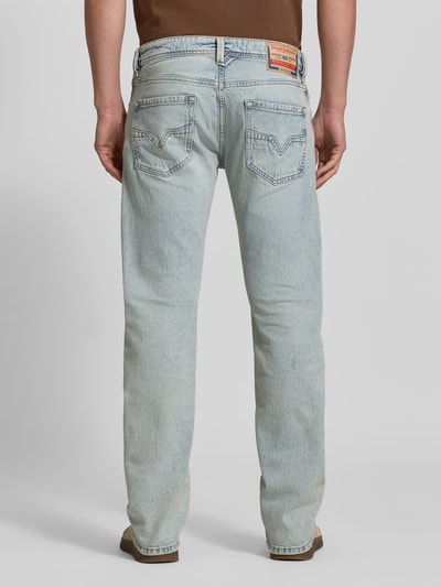 Mannelijk model draagt Straight Fit Jeans uit katoenmix met 5-pocketmodel, logodetail, knoop- en ritssluiting van Diesel, heren jeans, lichtblauw, Binnenbeenlengte bij maat 32/32 81 cm, bandwijdte 41 cm, Ganzkörperansicht Rückansicht.