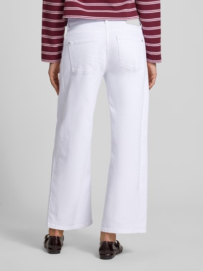 Frauenmodel trägt Wide Fit Stoffhose im 5-Pocket-Design Modell 'Oria' von Cambio, weiß, Baumwoll-Mix, Ganzkörperansicht Rückansicht, Damen-Stoffhose, Verkürzt, Knopf- und Reißverschluss.