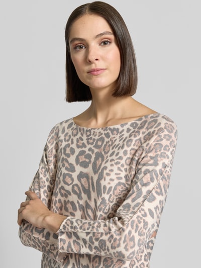 Frauenmodel trägt T-Shirt aus Viskose-Mix mit Strukturmuster Modell 'Samara' von ZABAIONE, beige-braune Leopardenmuster, Nahaufnahme Oberkörper. Damen T-Shirt, Regular Fit, 3/4-Arm, U-Boot-Ausschnitt, abgerundeter Saum, Rückenlänge 57 cm, Ärmellänge 58 cm.