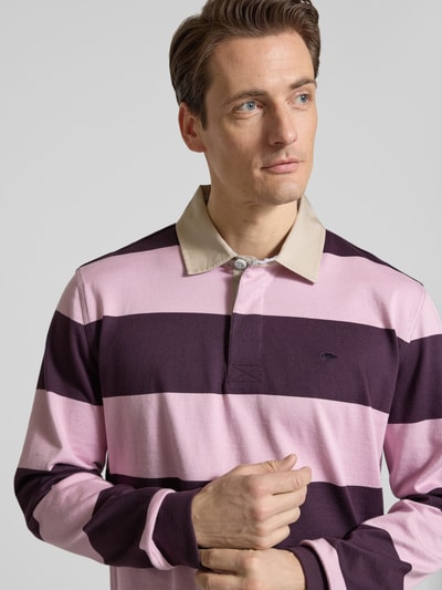 Männermodel trägt Regular Fit Poloshirt mit Streifenmuster und Label-Stitching von Fynch-Hatton, reine Baumwolle, Nahaufnahme Oberkörper.