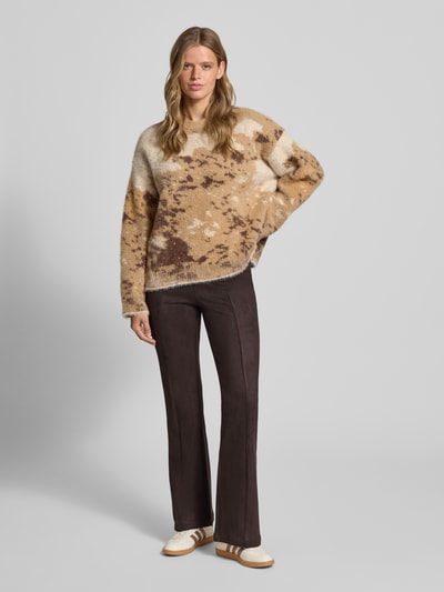 Vrouwenmodel draagt Regular fit Schlaghose met vaste persvouwen model 'ABENA' van ONLY, kunstleer met leren look, mid waist, vooraanzicht gehele lichaam.