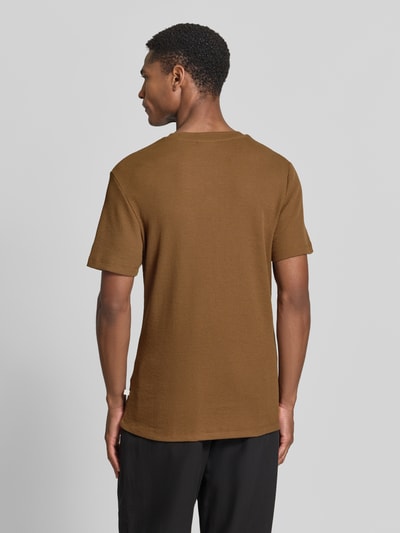 Mannelijk model draagt Regular Fit T-shirt uit katoenmix van s.Oliver RED LABEL, look: effen, gestructureerd, piqué materiaal, korte mouw, ronde hals, borstzak, Ganzkörperansicht Rückansicht.