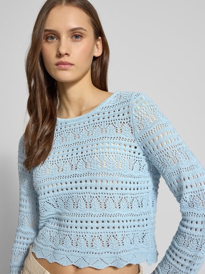 Frauenmodel trägt Cropped Strickpullover aus Baumwoll-Mix Modell 'ELKE' von ONLY, Optik: Unifarben, Boxy-Fit, Lochstrickmuster, Rundhals, Langarm, Materialverarbeitung: Lochstrick, Material: Baumwoll-Mix, Nahaufnahme Oberkörper.