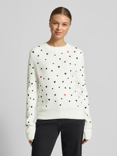 Modelka nosi Regular Fit Strickpullover mit Stickereien od Tom Tailor Denim, kremowy sweter z haftami, melanż, widok całej sylwetki z przodu.