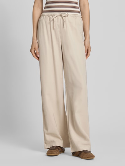 Frauenmodel trägt Regular Fit Weite Hose aus Viskose Modell 'ARIS' von Only, Animal-Print, Tunnelzug, seitliche Eingrifftaschen, Popeline, Viskose-Mix, Ganzkörperansicht von vorne.