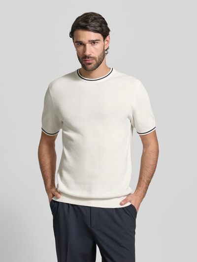 Männermodel trägt Regular Fit T-Shirt in Strick-Optik von Christian Berg Men in Weiß mit Rundhalsausschnitt, Nahaufnahme Oberkörper.