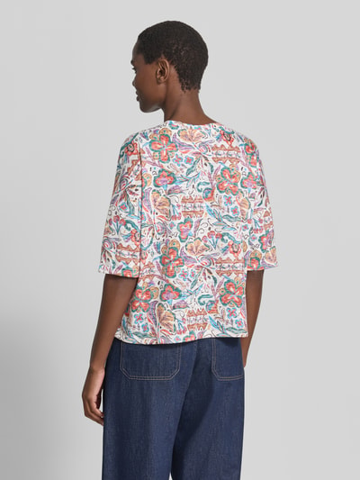 Frauenmodel trägt T-Shirt im Allover-Look mit 3/4-Arm von Christian Berg Woman, bunte Muster, Regular Fit, Material-Mix, Rückansicht.