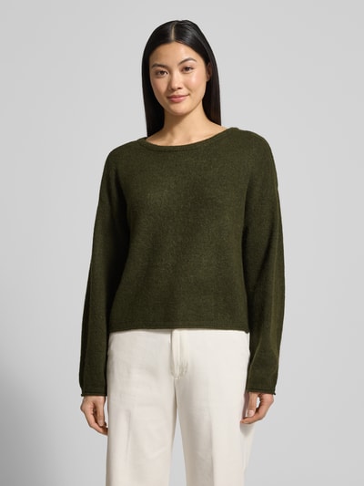 Frauenmodel trägt Strickpullover aus Woll-Mix Modell 'Kellsey' von MSCH Copenhagen in Olivgrün, Relaxed Fit, Nahaufnahme Oberkörper.