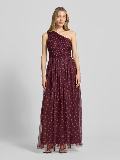 Frauenmodel trägt Maxikleid im One-Shoulder-Look von LACE & BEADS, Mesh, A-Linie, Drapierungen, Ganzkörperansicht von vorne. Rückenlänge bei Größe S: 127 cm, Brustweite bei Größe S: 37 cm.