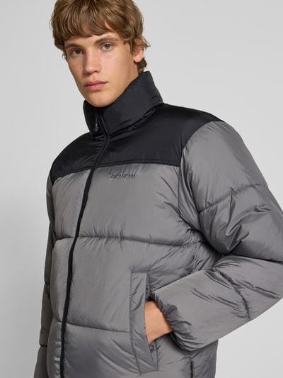 REVIEW Pikowana kurtka z kapturem z nadrukiem z logo Ciemnoszary 3