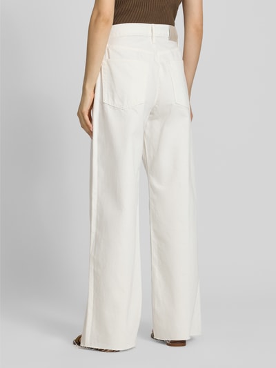 Frauenmodel trägt Wide Leg Jeans aus reiner Baumwolle von Calvin Klein Jeans in Weiß, 5-Pocket-Design, Ganzkörperansicht Rückansicht.