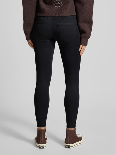 Kobiece modelka nosi Coloured Skinny Fit Jeans od ONLY, kolorowy denim, pięć kieszeni, widok całej sylwetki od tyłu, kontekst: viskoza, bawełna, stretch, model Rain, długość nogawki S/32: 77 cm, talia: 68 cm.