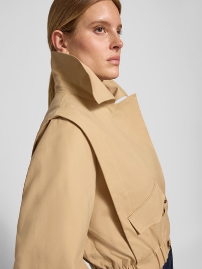 Frauenmodel trägt Jacke mit Reverskragen und Pattentaschen Modell 'Hedi' von GUIDO MARIA KRETSCHMER WOMAN in Beige, Nahaufnahme Oberkörper, Baumwoll-Mix mit Stretch-Anteil, Relaxed Fit, Knopfverschluss.