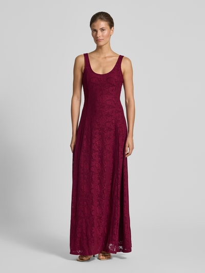 Frauenmodel trägt ausgestelltes Spitzenkleid mit schmalen Trägern Modell 'SALINA' von Vero Moda, bordeaux, Spitzenmuster, Maxi-Länge, Ganzkörperansicht von vorne.