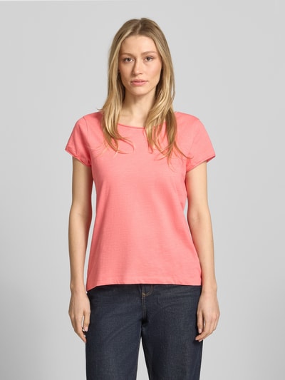 Frauenmodel trägt Relaxed Fit T-Shirt aus reiner Baumwolle von Tom Tailor, Optik: Unifarben, Rundhals, Kurzarm, Rollsaum, Ganzkörperansicht von vorne.