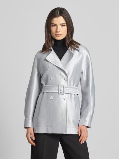 Frauenmodel trägt Jacke aus Viskose-Mix mit Reverskragen und Gürtel von Marc Cain in Silber, strukturierte Oberfläche, Knopfverschluss, taillierter Schnitt, seitliche Eingrifftaschen, Ganzkörperansicht von vorne. Rückenlänge 73 cm, Schulterbreite 39 cm, Brustweite 53 cm, Ärmellänge 61 cm.