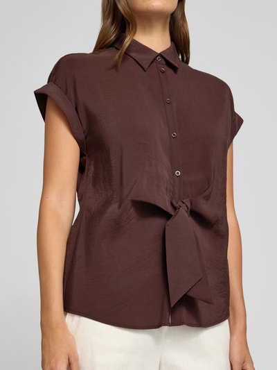 Vrouwenmodel draagt Bluse im kurzärmeligem Design van More & More in bruin, modalmix, getailleerde pasvorm, overhemdkraag, sierstrik, knoopsluiting, ruglengte maat 36: 64 cm, close-up bovenlichaam.