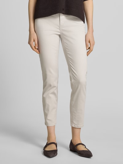 Frauenmodel trägt Cropped Hose mit elastischem Bund Modell 'ORNELLA' von Angels aus Baumwoll-Mix mit Stretch-Anteil, Eingrifftaschen, helle Farbe, glatte Textur, Ganzkörperansicht von vorne.
